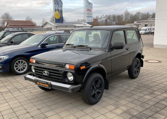 Вопреки санкциям: в Европе в продажу поступили автомобили Lada Niva 