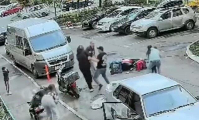 В Краснодаре отец избил курьера, сбившего его дочь