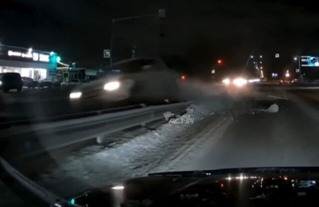 В Новосибирске автомобиль снес дорожный знак и налетел на разделительный отбойник