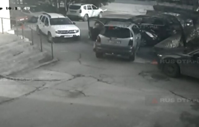 В Балаклаве женщина разбила три машины, пытаясь припарковаться во дворе 