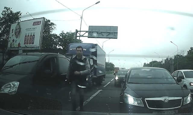 Участница дорожного конфликта в Петербурге: «Водитель выбежал из машины, дергал ручку двери, два раза ударил кулаком по стеклу»