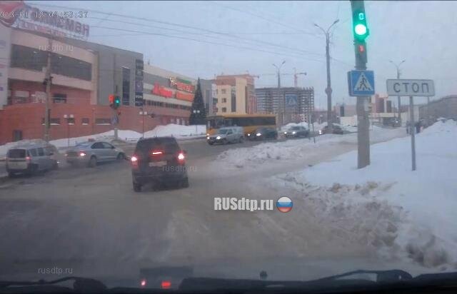Столкновение в Ижевске на улице Холмогорова
