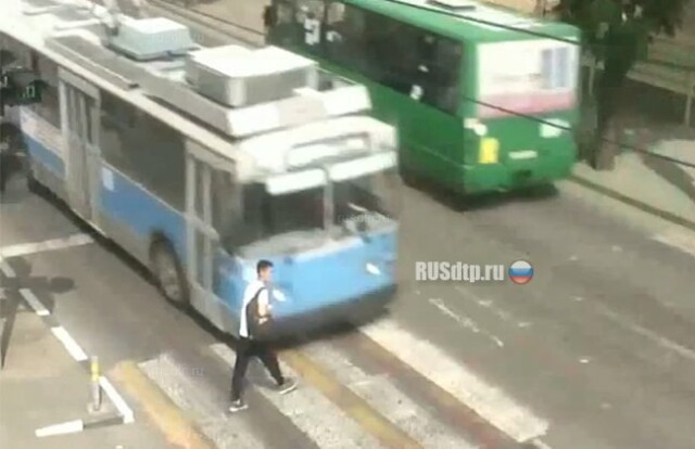 В Краснодаре троллейбус сбил подростка в наушниках