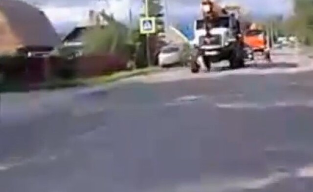 Школьник попал под колеса автокрана в Прокопьевске
