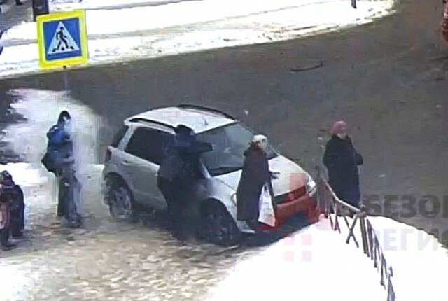 В Ярославле в результате ДТП «Suzuki» сбил двоих пешеходов. ВИДЕО 