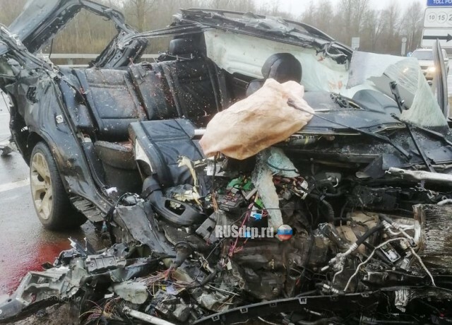 «БМВ» разорвало от столкновения с грузовиком в Псковской области 