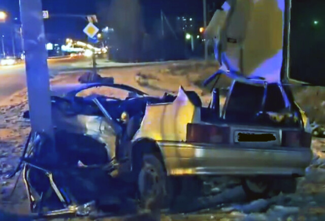 «Не справилась с управлением»: женщина на «Ладе» врезалась в столб в Волжском 