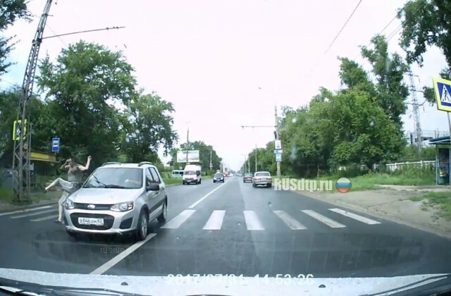 В Тольятти автомобиль насмерть сбил пешехода. Видео