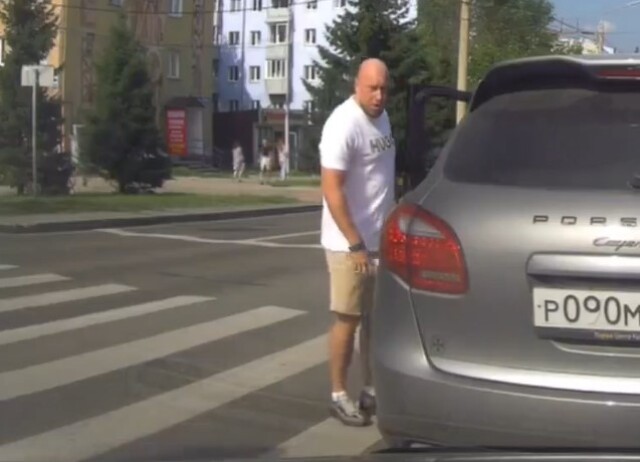 Конфликт на дороге в Красноярске: «автоджентльмен» на Porsche обиделся и решил поговорить