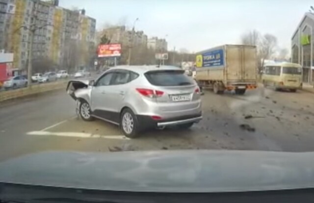 В Хабаровске пьяный водитель устроил ДТП на перекрестке