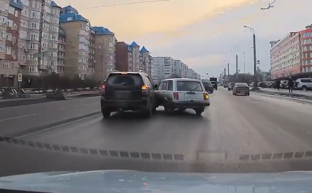 В Омске водитель «четверки» при перестроении столкнулся с попутным кроссовером