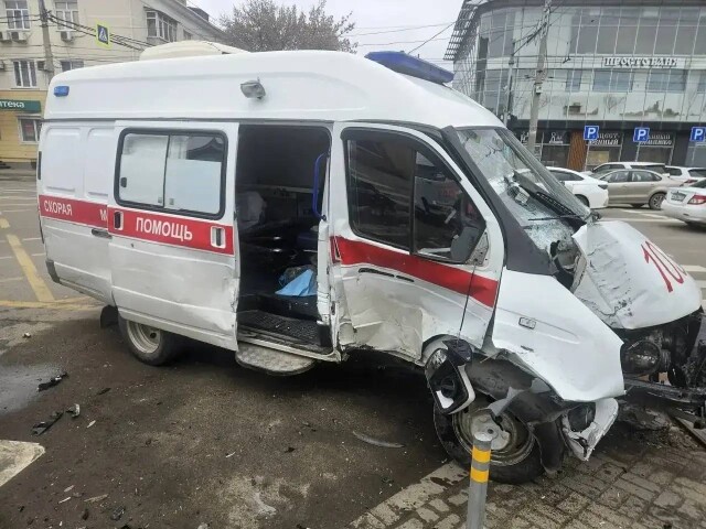 Скорая помощь и кроссовер столкнулись в Краснодаре: пострадали четверо 