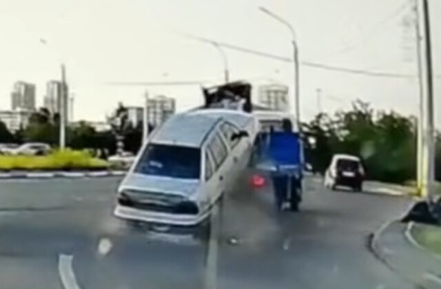 «Не довёз до штрафстоянки»: автомобиль выпал из эвакуатора на перекрестке в Красноярске