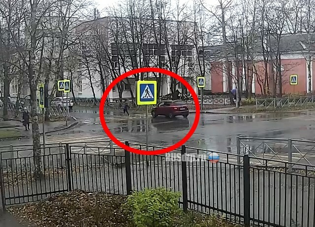 В Медвежьегорске школьник попал под колеса автомобиля и сбежал. ВИДЕО