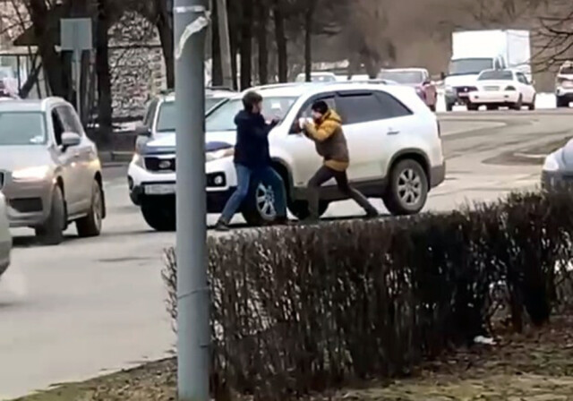 В Великом Новгороде двое водителей устроили драку со стрельбой
