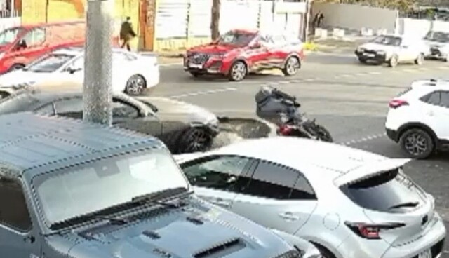 «Не включил поворотник и не посмотрел в зеркала»: автомобиль и мотоцикл столкнулись на улице Северной в Краснодаре