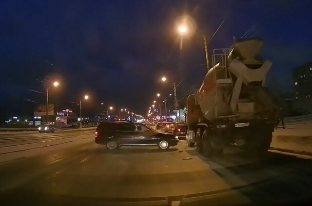 Водитель универсала не успел затормозить и столкнулся с грузовиком в Магнитогорске