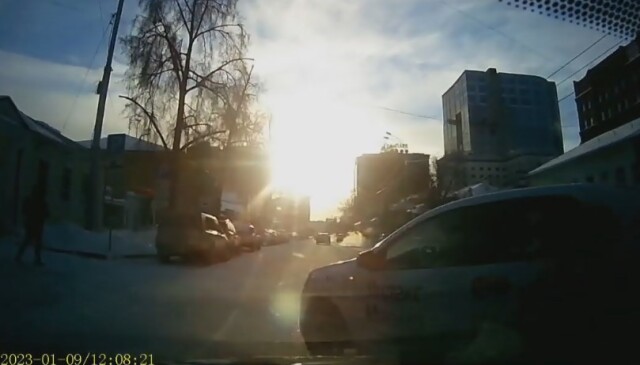 В Екатеринбурге таксист забыл посмотреть в зеркала и устроил аварию на ровном месте