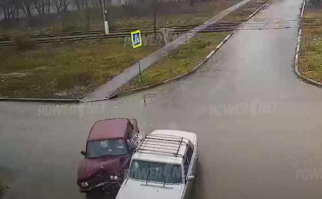«Волга» и «Жигули» столкнулись на перекрестке в Волжском 