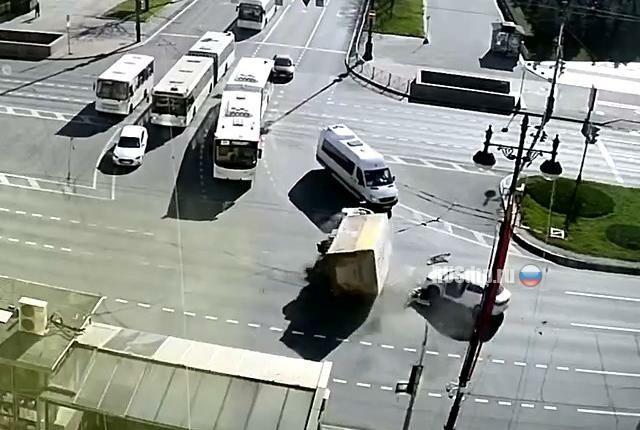 Легковая завалила фургон в Петербурге