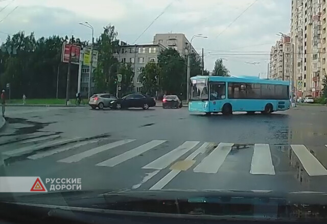 Три автомобиля столкнулись в Санкт-Петербурге
