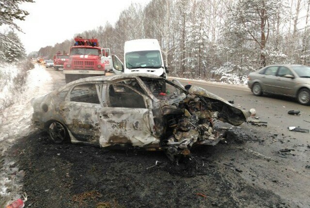 Водитель «Фольксвагена» погиб в огненном ДТП под Нижним Тагилом 