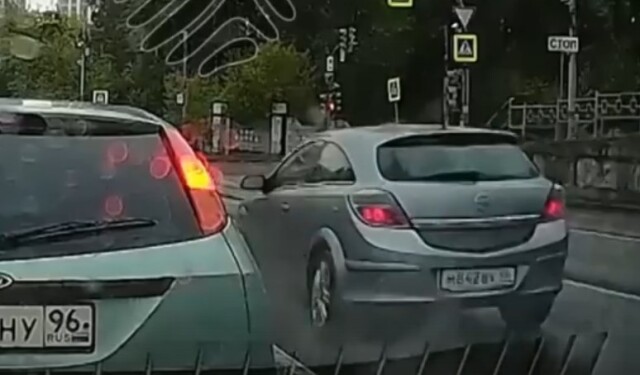 ДТП с участием такси произошло на перекрестке в Екатеринбурге 