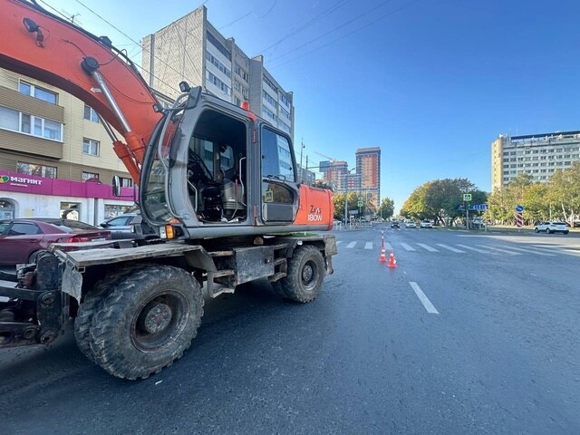 В Тюмени экскаватор сбил школьницу на пешеходном переходе 