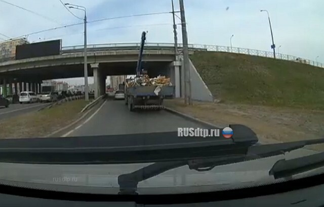 Не поместился под мост