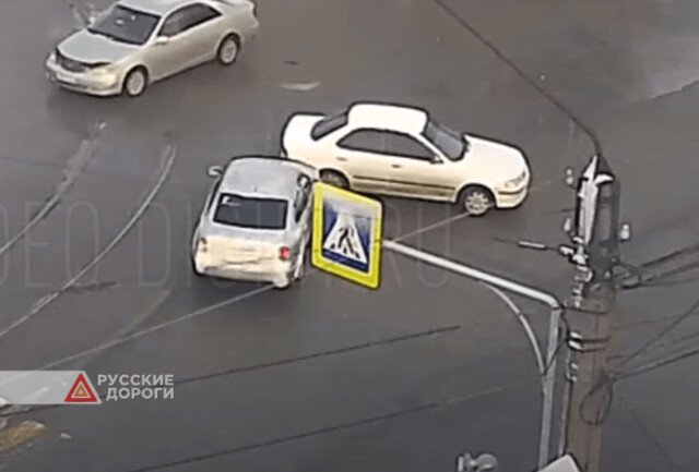 Глупая авария на перекрестке в Бийске