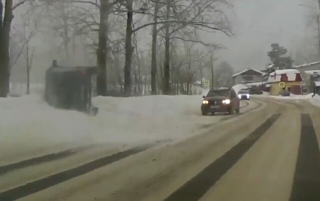 «Поставили машину на колёса и поехали дальше»: «Нива» опрокинулась на одной из улиц в Кирове