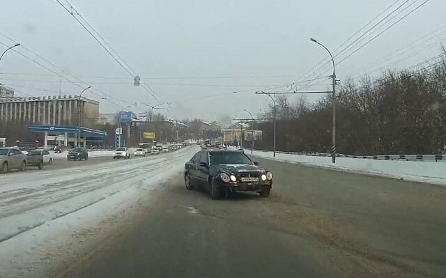 Mercedes-Benz занесло на скользкой дороге в Новосибирске