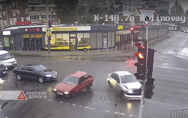 Два автомобиля не поделили перекресток на Калиновой в Днепре