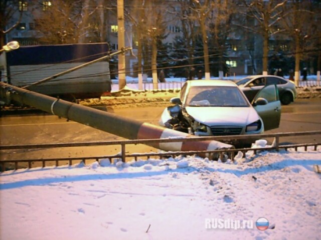 Hyundai Elantra снес столб в Нижнем Новгороде 