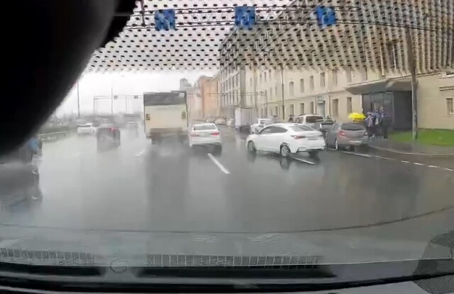 Авария в Санкт-Петербурге: два белых автомобиля не определили очередность проезда 