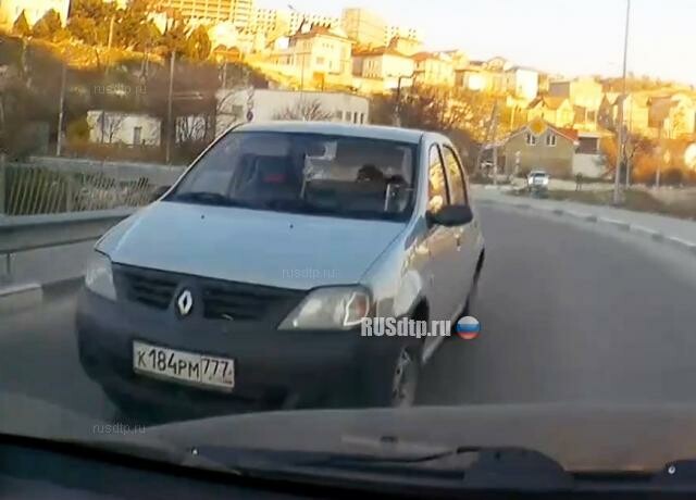 «Логан» не вписался в поворот 