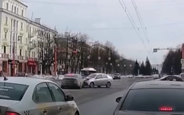 Странная авария в Кемерове: автомобиль при повороте въехал в стоящую машину 