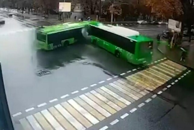 Два автобуса столкнулись на перекрестке в Алматы