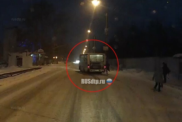 В Нижнем Новгороде водитель автобуса протащил несколько метров зажатого в дверях мужчину