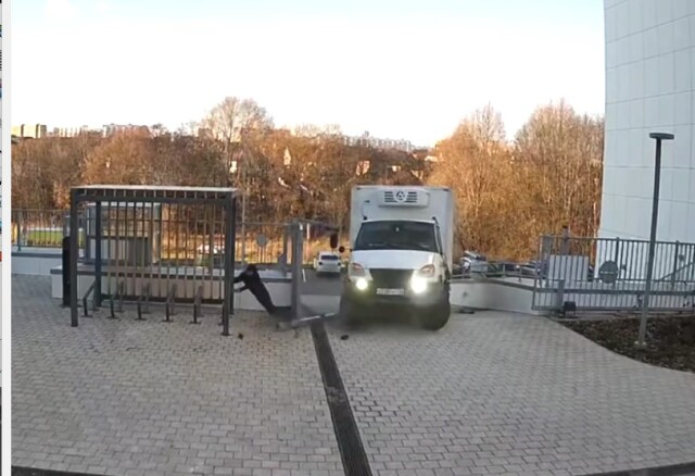 В Казани водитель фургона неудачно забрался в горку, снёс ворота и сбил с ног пешехода