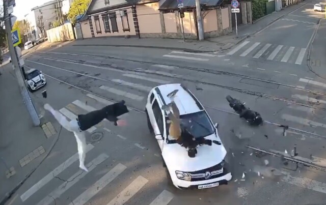 Камера запечатлела момент жесткого ДТП с участием мотоцикла на перекрестке в Краснодаре