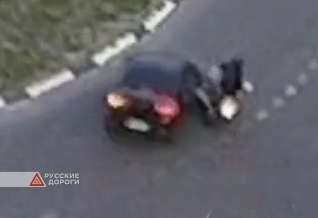 Мотоцикл и легковой автомобиль столкнулись на кольце в Сургуте