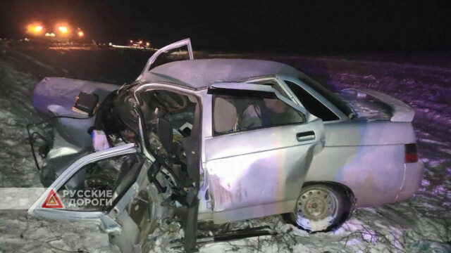Два автомобиля ВАЗ-2110 лоб в лоб столкнулись в Пензенской области 