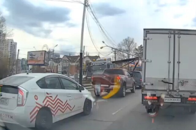 Момент ДТП в Хабаровске: трал с бульдозером врезался в столб 