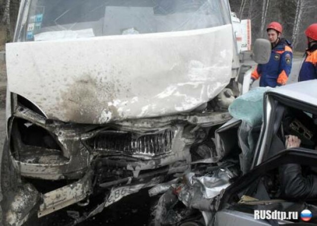 На шоссе под Екатеринбургом \»Газель\» насмерть протаранила водителя ВАЗа 