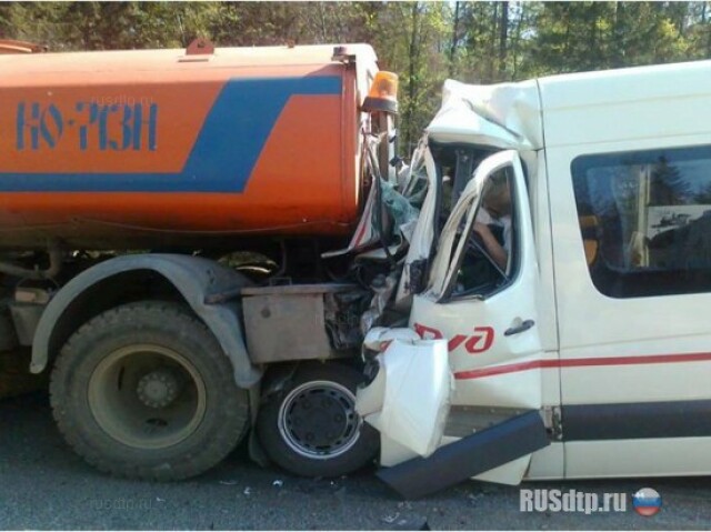 На Минском шоссе микроавтобус врезался в стоящий «ЗИЛ» 