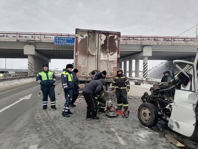 «Газель» столкнулась с фурой на трассе М-5 в Челябинской области 