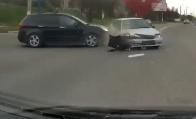 «Лада» и иномарка столкнулись на улице Хрусталёва в Севастополе