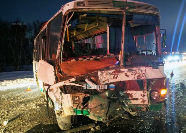 Женщина погибла в утреннем ДТП с участием автобуса под Омском 