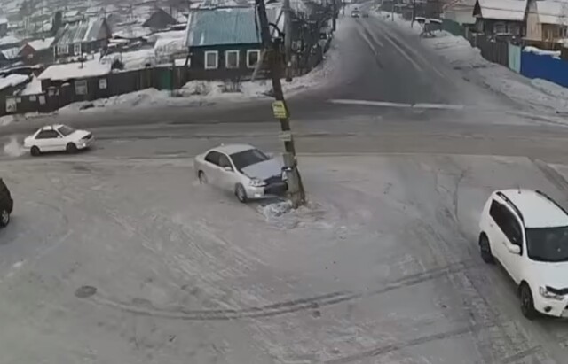 В Усть-Куте водитель врезался в столб, после чего уехал с места ДТП 